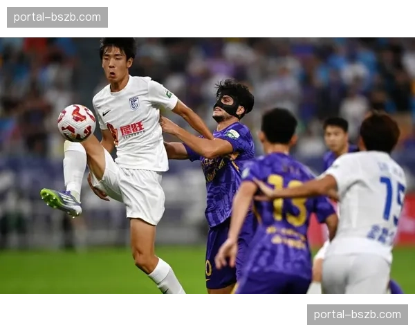 辽宁铁人补时绝平青岛西海岸，升班马客场拿到宝贵一分